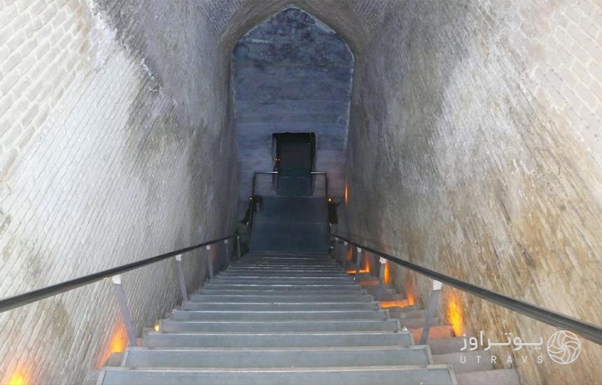 پله‌های ورودی به آب انبار وکیل شیراز